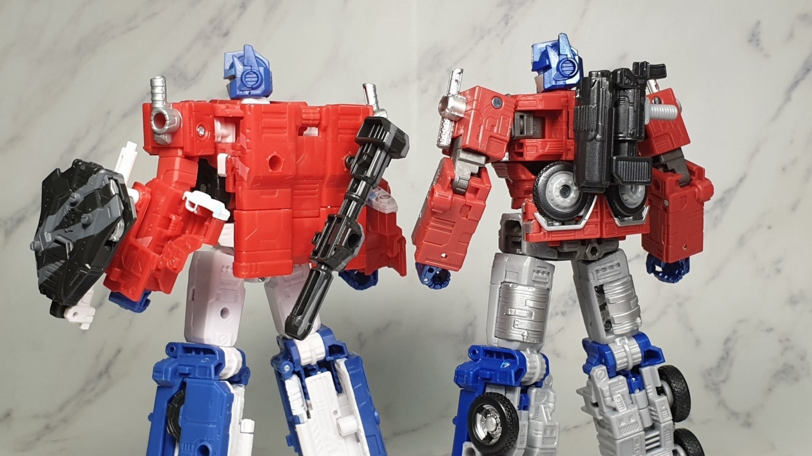 Transformers News: New In Hand Images of Transformers War for Cybertron Trilogy Earthrise Leader Class Optimus Prime
