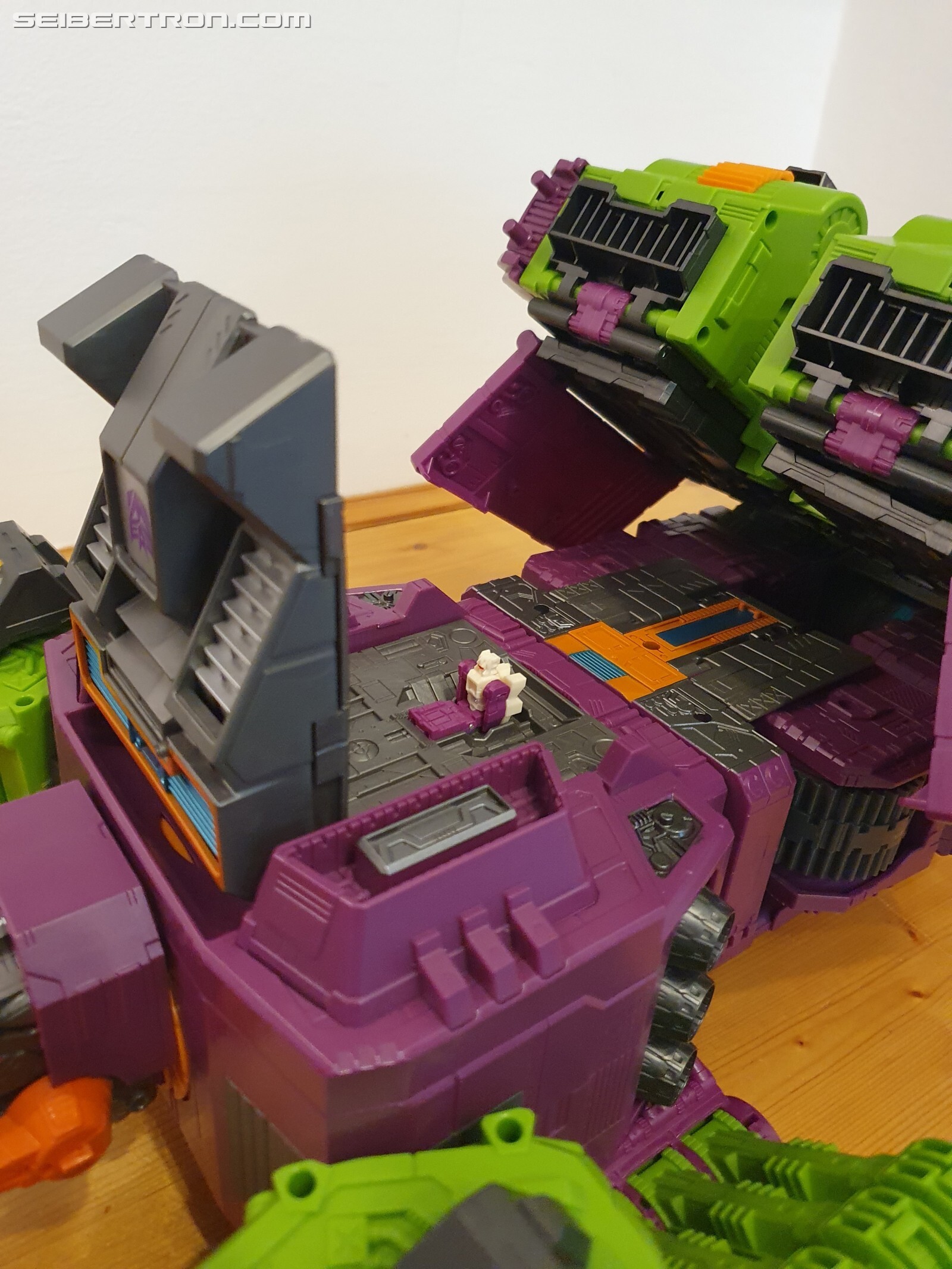 spiller Blåt mærke Og så videre In-hand Gallery and Thoughts Of Transformers Earthrise Titan Class Scorponok