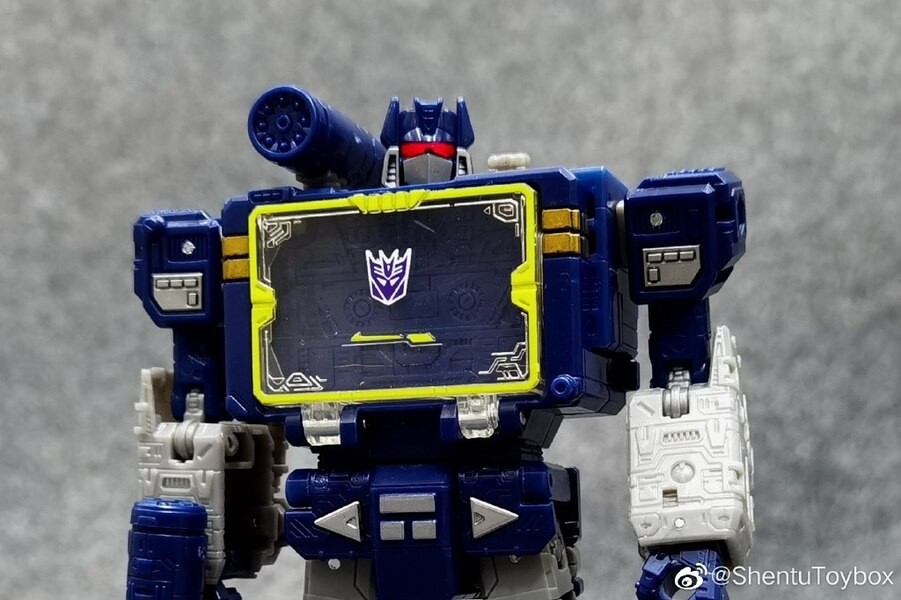 Transformers News: New In-Hand Photos of Netflix Transformers Voyager Class Soundwave with Ravage and Lazerbeak
