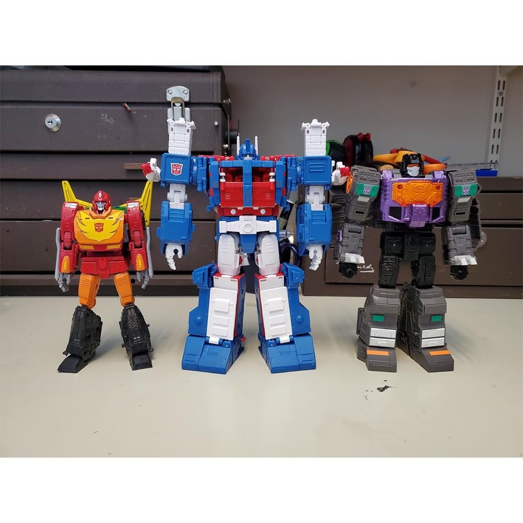 Transformers Official RED Knock Out & Ultra Magnus Official Images