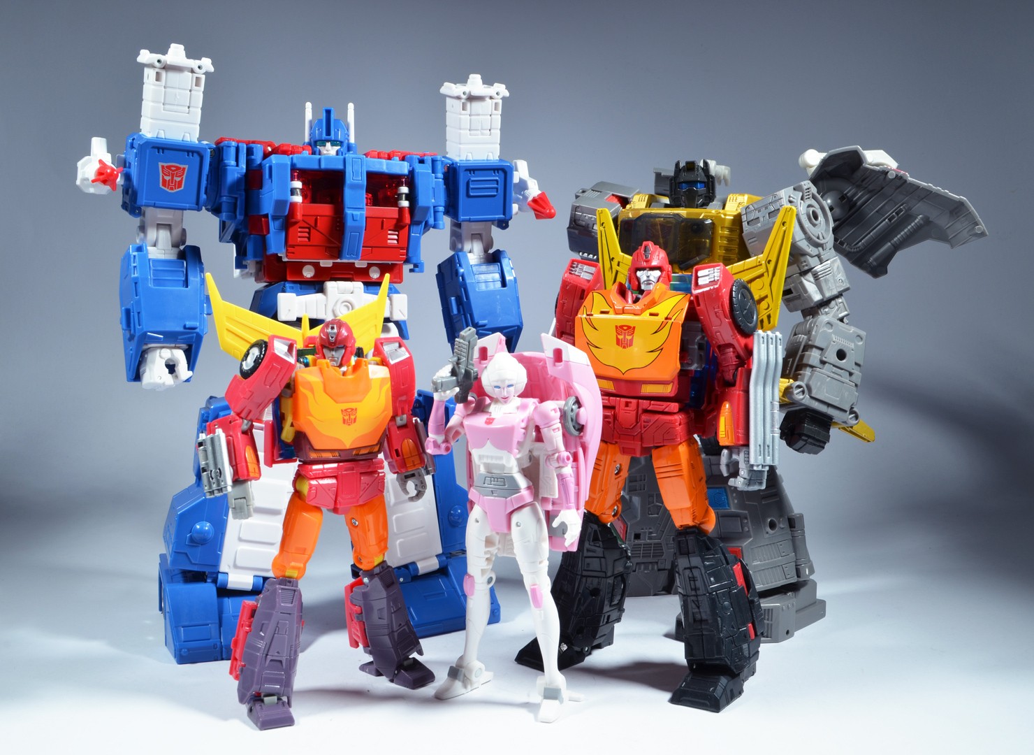 New in-hand photos of Transformers R.E.D. Ultra Magnus and Knock